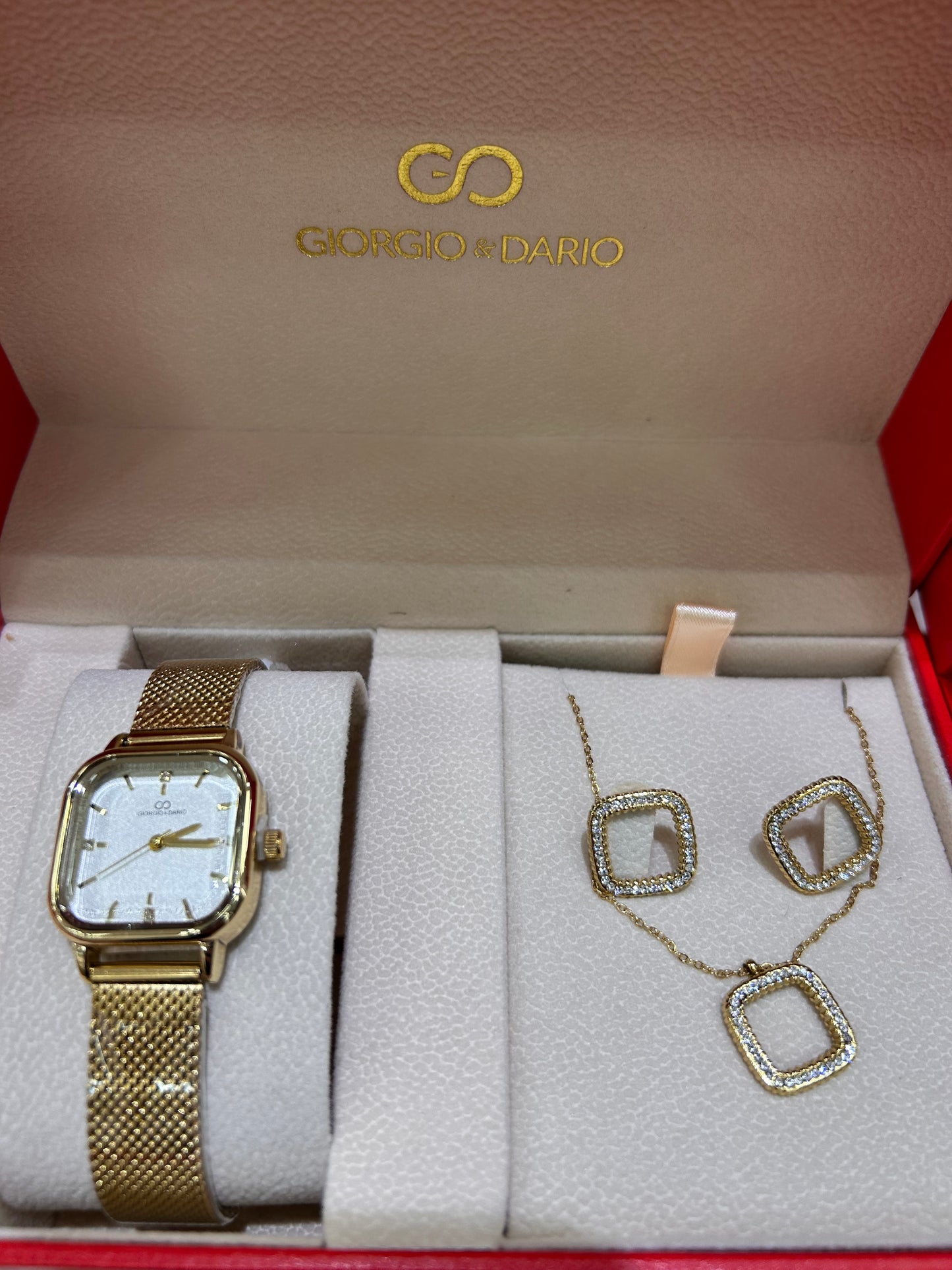 Coffret Montre et Bijoux Dorés – Élégance Intemporelle