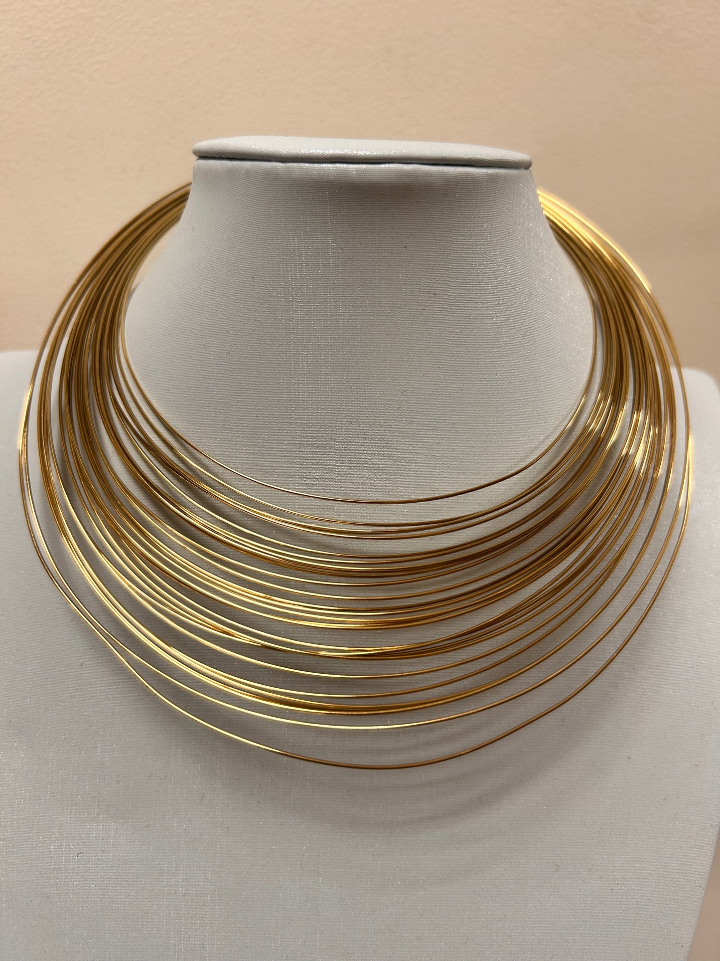 Collier ras de cou multi-rangs doré élégant