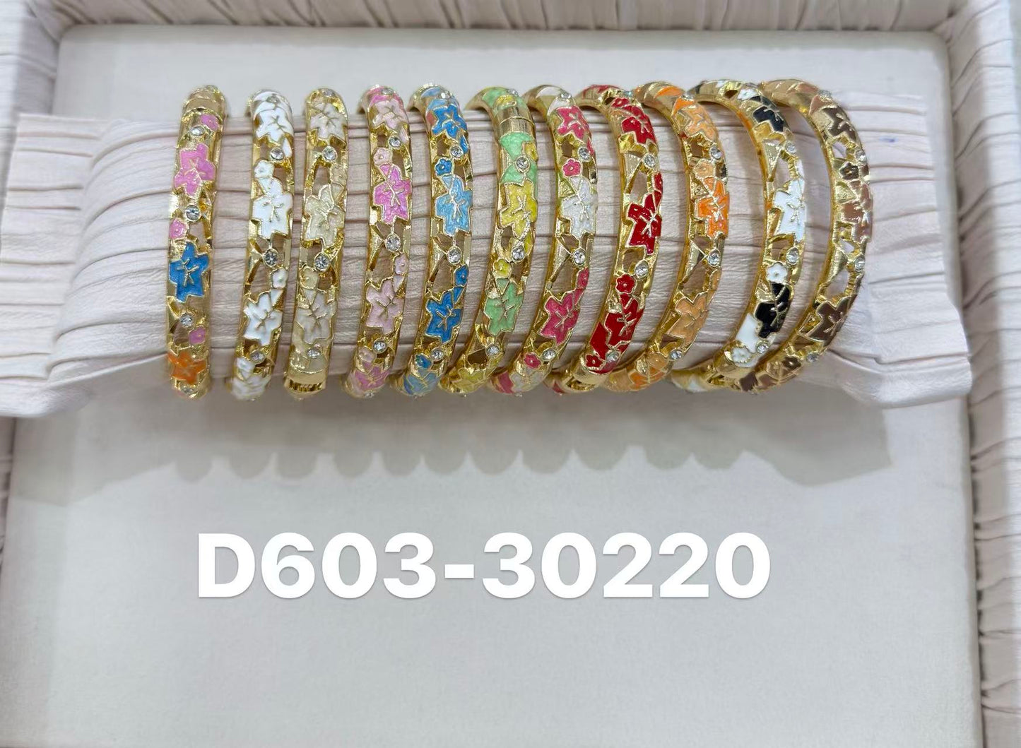 Bracelet jonc doré serti de strass – Élégant et brillant