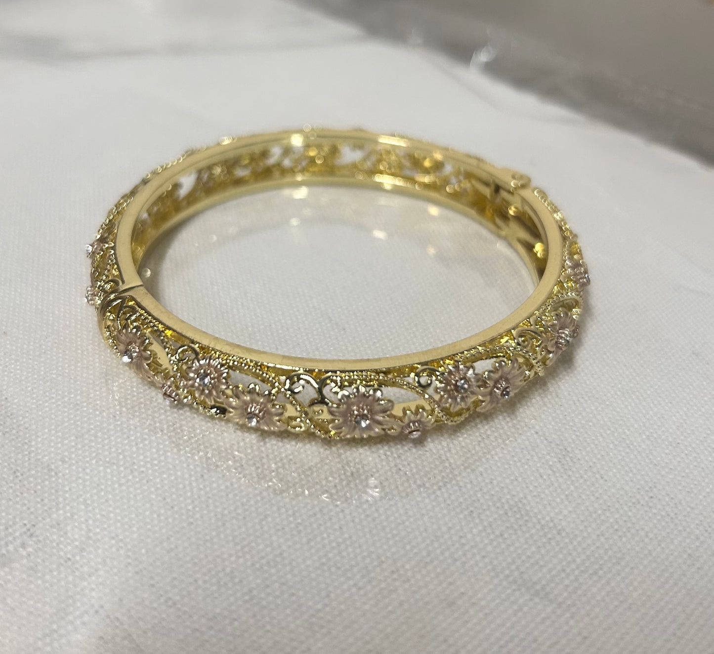 Bracelet jonc doré serti de strass – Élégant et brillant