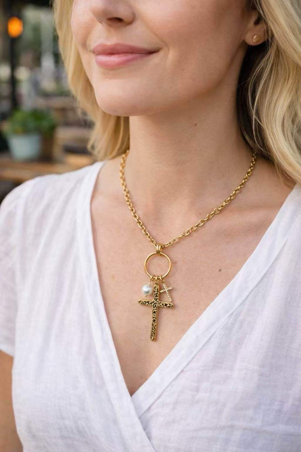 Collier en acier Inoxydable avec des pendentifs en croix.