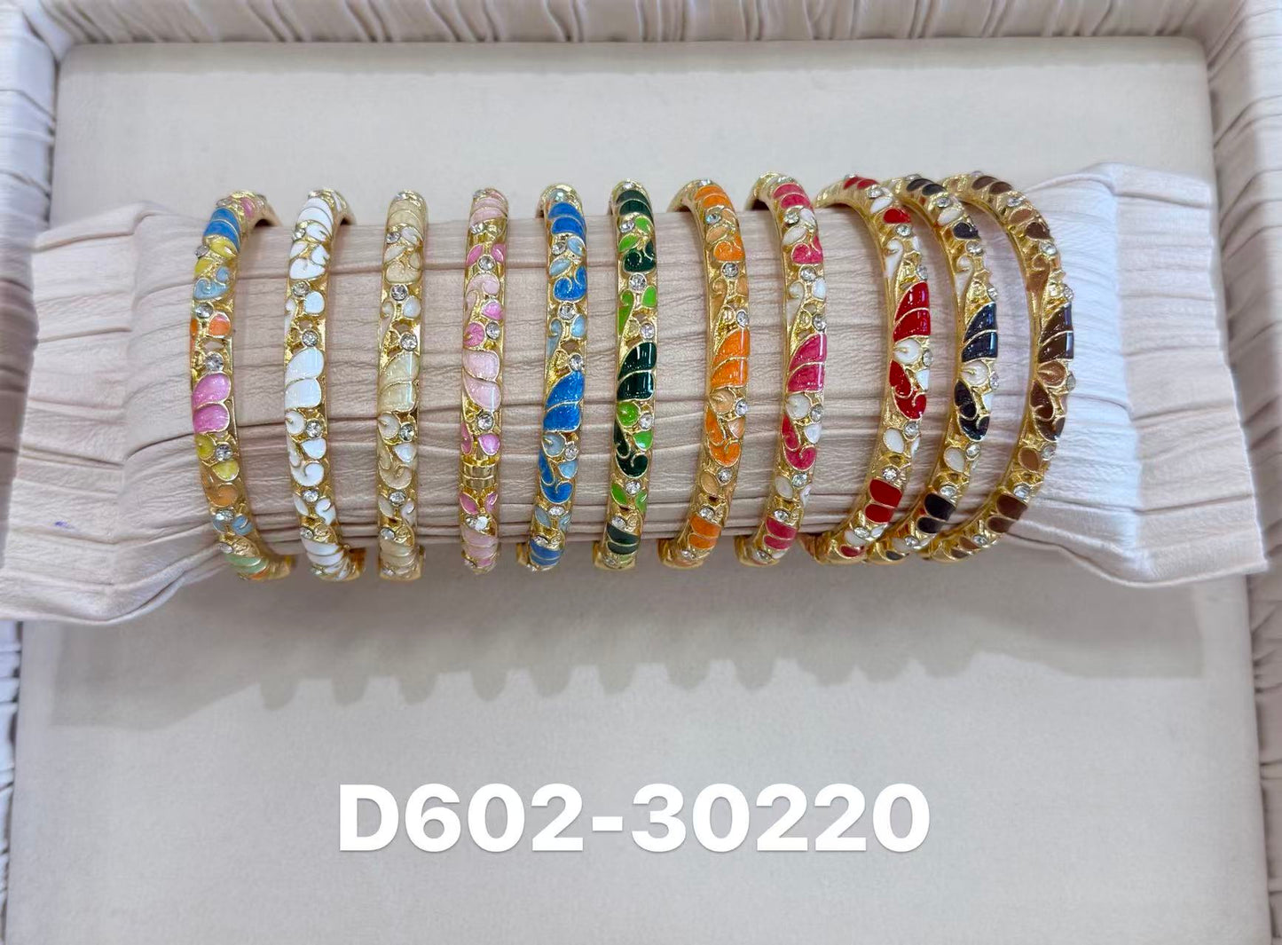 Bracelet jonc doré serti de strass – Élégant et brillant