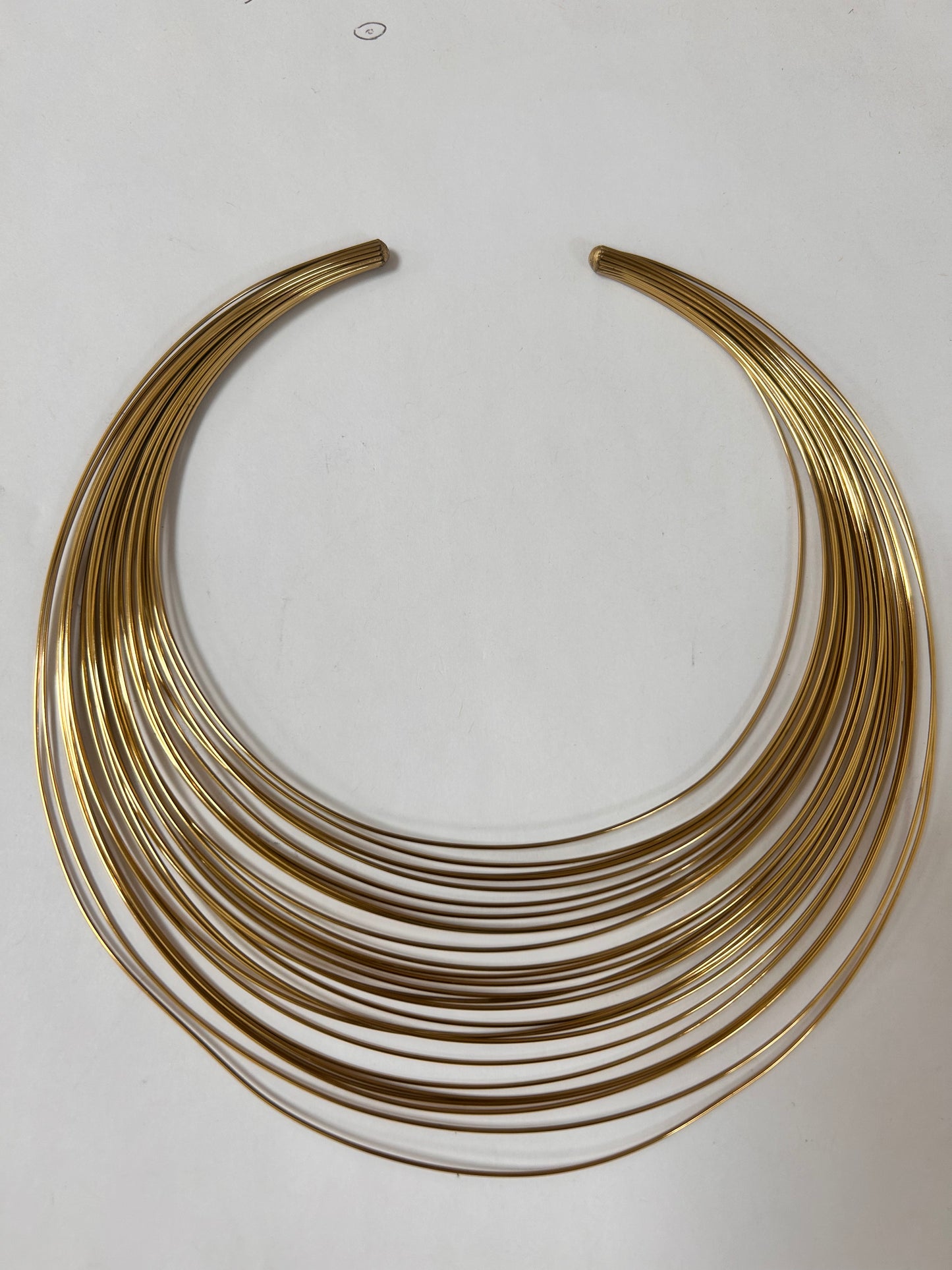 Collier ras de cou multi-rangs doré élégant