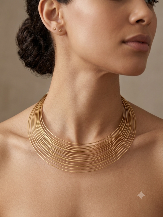 Collier ras de cou multi-rangs doré élégant